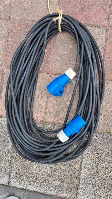 Ca 30 m elekticiteitssnoer voor kampeerder beschikbaar voor biedingen