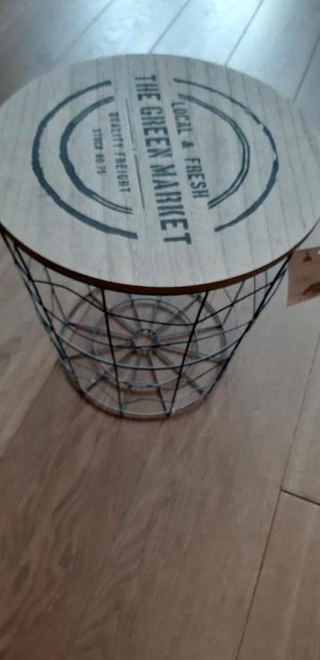 zwart metalen mand met houten deksel  beschikbaar voor biedingen