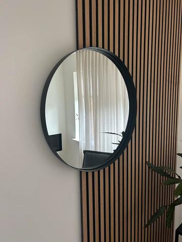Spiegel met zwarte metalen rand | 58 cm beschikbaar voor biedingen