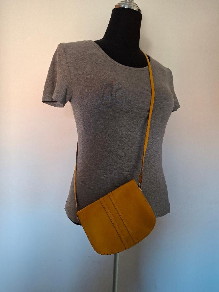 Geel lederen crossbody tasje, Sieraden, Tassen en Uiterlijk, Tassen | Damestassen, Gebruikt, Schoudertasje, Geel, Ophalen of Verzenden