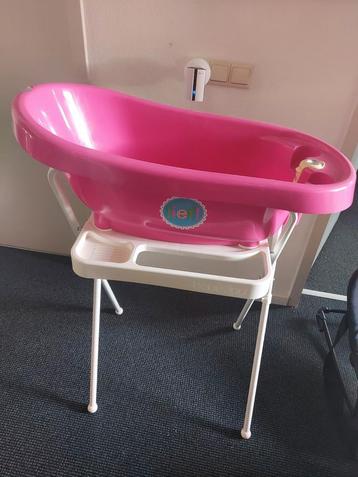 Roze Babybadje met Standaard en Thermometer beschikbaar voor biedingen