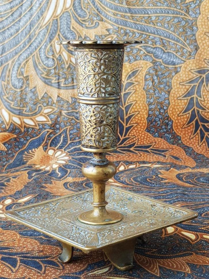 Mooie originele antieke Oosterse kandelaar van brons 15 cm., Antiek en Kunst, Antiek | Kandelaars, Koper of Brons, Ophalen of Verzenden