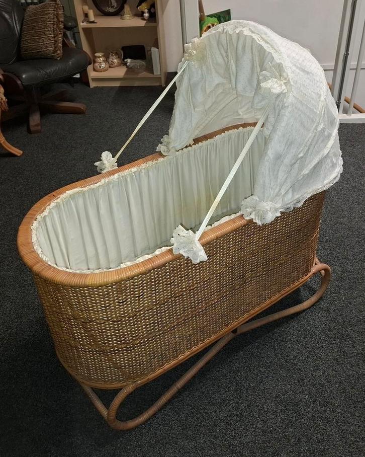 Prachtige rieten wieg, Kinderen en Baby's, Babywiegjes en Ledikanten, Zo goed als nieuw, Wieg, Ophalen