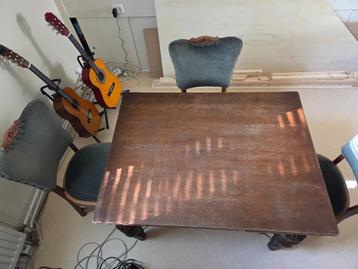 Fraaie eiken tafel en stoelen beschikbaar voor biedingen