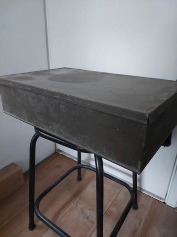 Stoere metalen vintage kist met deksel. beschikbaar voor biedingen