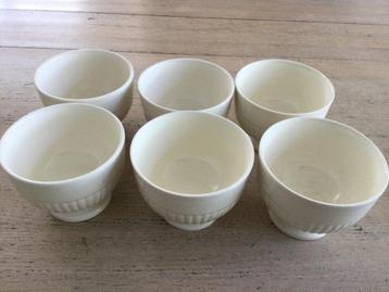 6 kommen op voet Wedgwood Edme. Wedgwood servies  beschikbaar voor biedingen