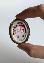 aparte vintage celluloid broche kat op dak bij zonsondergang, Overige materialen, 4 tot 7 cm, Overige kleuren, Ophalen of Verzenden