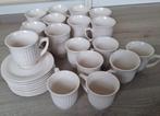 8 kop en schotels en 9 bekers, gebroken wit, Gebruikt, Ophalen of Verzenden, Overige stijlen, Kop(pen) en/of Schotel(s)