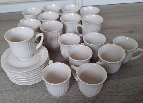 8 kop en schotels en 9 bekers, gebroken wit, Huis en Inrichting, Keuken | Servies, Gebruikt, Kop(pen) en/of Schotel(s), Overige stijlen