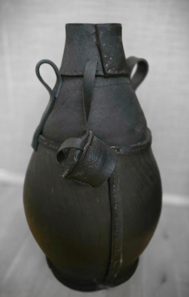 Stoere met hand gemaakte kruik / vaas voor binnen of buiten, Tuin en Terras, Bloempotten, Zo goed als nieuw, Overige materialen