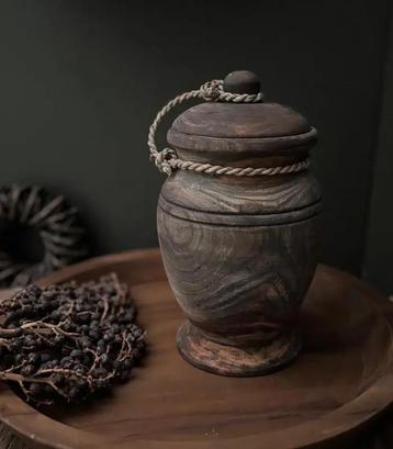 Houten pot met deksel beschikbaar voor biedingen