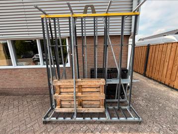 Mooie gegalvaniseerde glasbok/standaard. beschikbaar voor biedingen