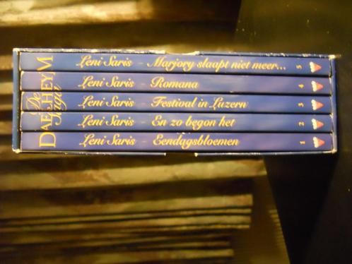Saris, Lenie - De Daelheym Saga ( 5 romans in cassette), Boeken, Romans, Zo goed als nieuw, Nederland, Ophalen of Verzenden