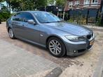 BMW 3-Serie (e90) luxury line 320D 2011 Grijs m-pakket, Auto's, Origineel Nederlands, Te koop, Zilver of Grijs, 5 stoelen