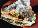 Leuke micromount met libetheniet kristallen uit Vila Vicosa, Ophalen of Verzenden, Mineraal
