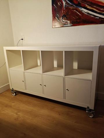 Wand kast op  wieltjes  150 x 80x39 