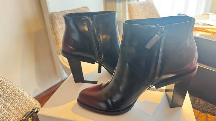 DKNY Enkellaarzen Leer Burgundy/Zwart - Maat 38 Nieuw!, Kleding | Dames, Schoenen, Nieuw, Lage of Enkellaarzen, Overige kleuren