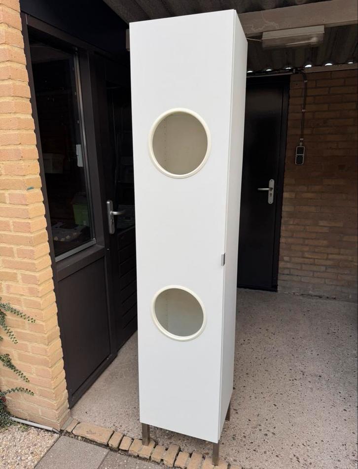 NYSJÖN wasgoedkast wit (IKEA) ZGAN, Huis en Inrichting, Badkamer | Badkamermeubels, Zo goed als nieuw, (Half)hoge kast, 150 tot 200 cm