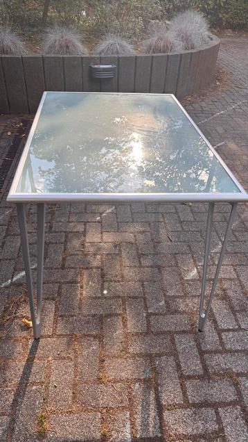 Glazen Eettafel met Metalen Poten beschikbaar voor biedingen