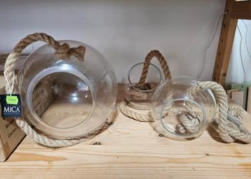 3 glazen bollen met touw om op te hangen beschikbaar voor biedingen