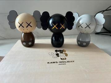 KAWS “Holliday Japan Kokeshi Doll set of 3” (edition of 1000 beschikbaar voor biedingen