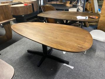 Eettafel stone organische vorm walnoot 190x90 japandi stijl beschikbaar voor biedingen