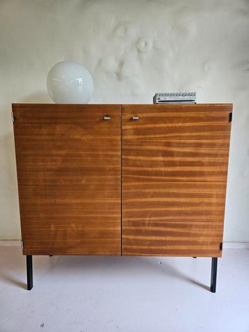 Vintage kast Pierre Guariche voor Meurop beschikbaar voor biedingen