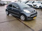 Peugeot 107 1.0 12V 5DRS AIRCO GRIJS ELEKRAMEN STBEKR BJ2011, Auto's, Peugeot, Voorwielaandrijving, Euro 5, Gebruikt, 4 stoelen