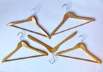 5 houten kleerhangers, allemaal anders, Ophalen of Verzenden
