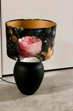 Schemerlamp met bloemen kap en zwarte metalen voet, Ophalen