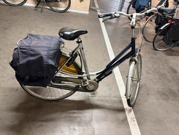 Leuke Batavus fiets te koop met fiets tassen. beschikbaar voor biedingen