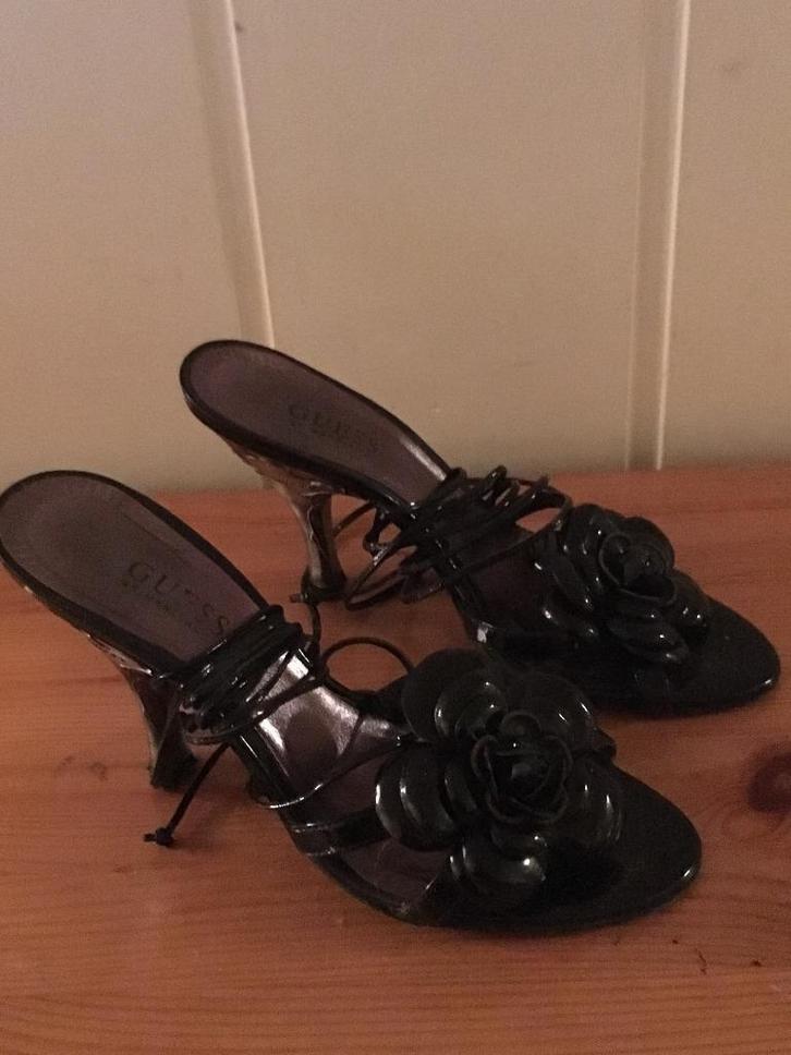 Aparte zwarte lak leren pumps met aparte hak van Guess, 37, Kleding | Dames, Schoenen, Zo goed als nieuw, Pumps, Zwart, Verzenden