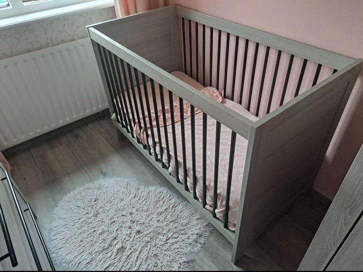 Vittoria Babybed & Commode - Grijs, Kinderen en Baby's, Kinderkamer | Complete kinderkamers, Zo goed als nieuw, Jongetje of Meisje