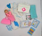Vintage Barbie dokter kleding set, Ophalen of Verzenden, Gebruikt, Kleertjes