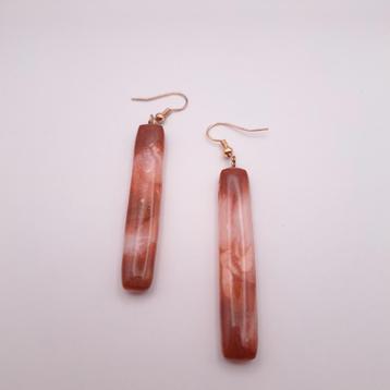 Marble brown oorhangers beschikbaar voor biedingen