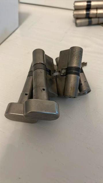 Lips cylinders 4x gelijksluitend beschikbaar voor biedingen