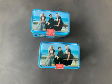 Twee blikjes babbelaars beschikbaar voor biedingen