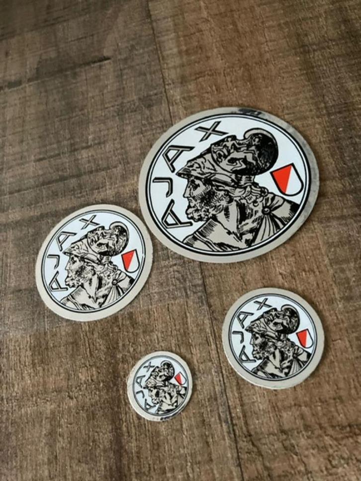 4 STUKS STICKERS AJAX OUD (NIEUW)  LOGO WIT ZILVERKLEURIG, Verzamelen, Sportartikelen en Voetbal, Zo goed als nieuw, Overige typen