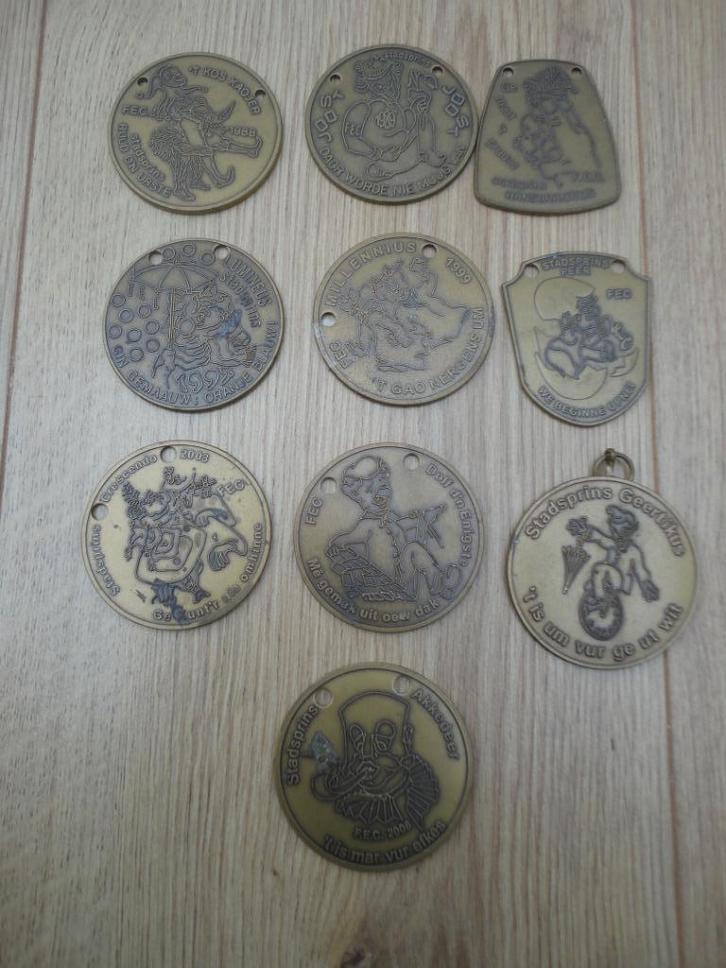 Diverse Carnavals emblemen, medailles Eindhoven Lampegat, Kleding | Heren, Carnavalskleding en Feestkleding, Gedragen, Accessoires