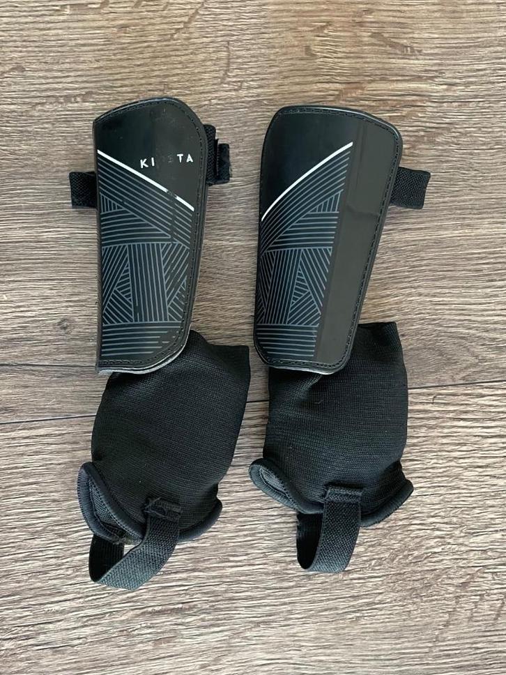 Zo goed als nieuw! Kipsta scheenbeschermers kind maat XS , Verzamelen, Sportartikelen en Voetbal, Zo goed als nieuw, Overige typen