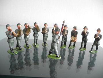 Orkest Soldaten 11 stuks met vaandeldrager metaal antiek beschikbaar voor biedingen