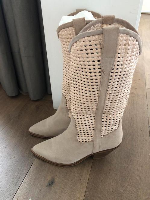 Beige Cowboy boots maat 40 OU Boutique Stories, Kleding | Dames, Schoenen, Zo goed als nieuw, Hoge laarzen, Beige, Ophalen of Verzenden