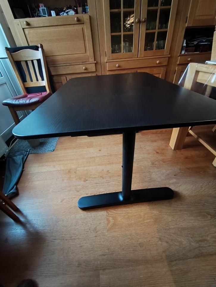 Ikeabureau type Bekant zwart, Huis en Inrichting, Bureaus, Zo goed als nieuw, In hoogte verstelbaar, Ophalen
