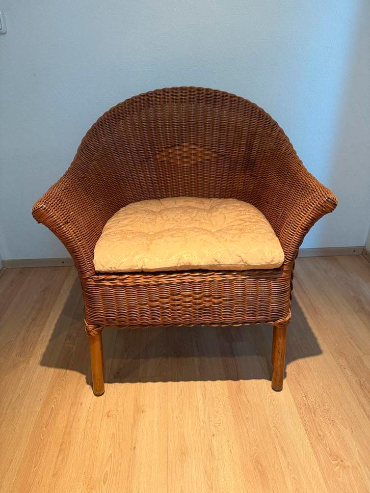 Rotan stoel met kussen, Huis en Inrichting, Fauteuils, Zo goed als nieuw, Riet of Rotan, 50 tot 75 cm, Minder dan 75 cm, Ophalen
