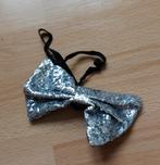 Zilveren glitter strikje, elastiek.TEGEN ELK AANNEMELIJK BOD, Ophalen of Verzenden, Carnaval