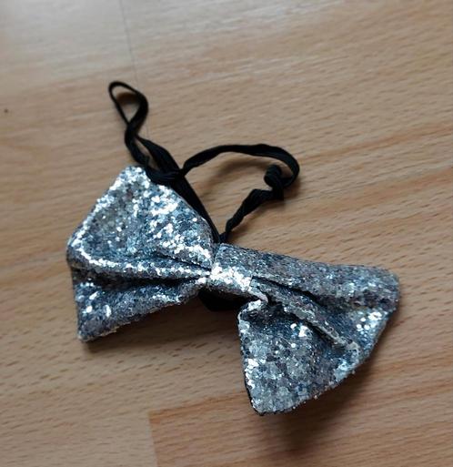Zilveren glitter strikje, elastiek.TEGEN ELK AANNEMELIJK BOD, Hobby en Vrije tijd, Feestartikelen, Carnaval, Ophalen of Verzenden