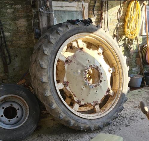 Trekker en landbouw wielen en een aardappel sorteer lijn, Zakelijke goederen, Agrarisch | Onderdelen | Banden, Velgen en Assen