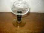 Antiek klein glas met gekleurde poot en gravure in glas, Ophalen of Verzenden
