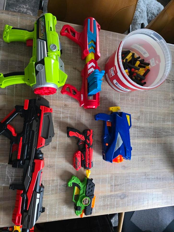 Speelgoed geweren (nerf) + pijltjes, Kinderen en Baby's, Speelgoed | Actiefiguren, Gebruikt, Ophalen
