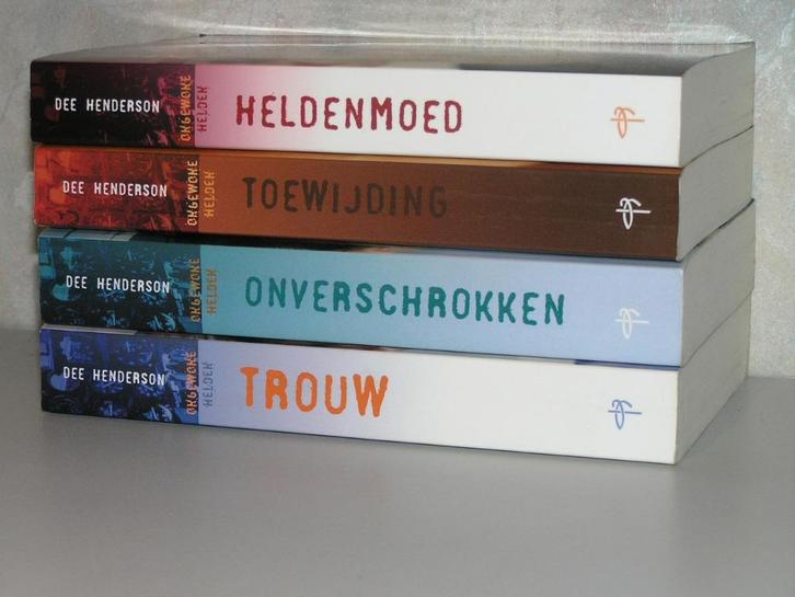 Dee Henderson - Ongewone helden (christelijke serie), Boeken, Romans, Zo goed als nieuw, Ophalen of Verzenden